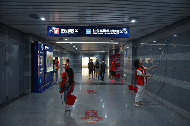城投集團開展“創(chuàng)衛(wèi)迎暗訪、全城大掃除”主題志愿活動