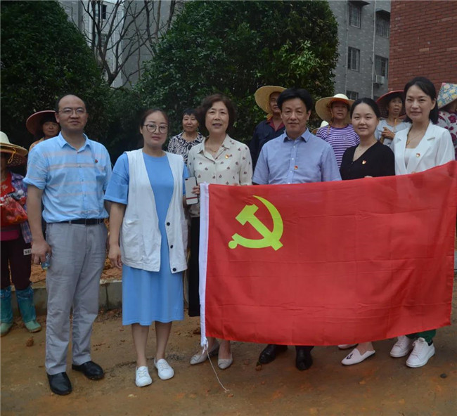 炎炎夏日送清涼，點(diǎn)滴關(guān)懷暖人心——城投集團(tuán)各黨支部開(kāi)展“送清涼”慰問(wèn)一線員工活動(dòng)