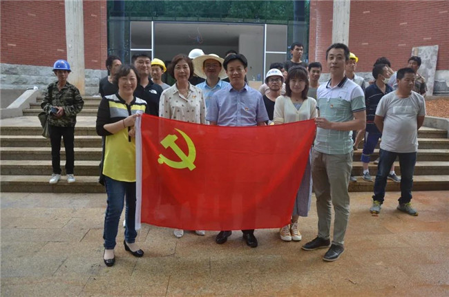 炎炎夏日送清涼，點(diǎn)滴關(guān)懷暖人心——城投集團(tuán)各黨支部開(kāi)展“送清涼”慰問(wèn)一線員工活動(dòng)