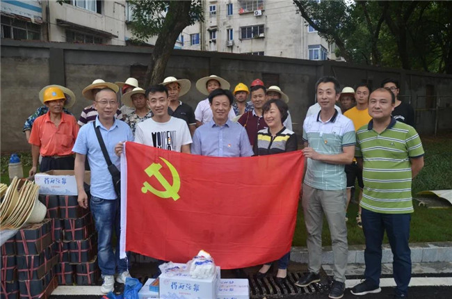 炎炎夏日送清涼，點(diǎn)滴關(guān)懷暖人心——城投集團(tuán)各黨支部開(kāi)展“送清涼”慰問(wèn)一線員工活動(dòng)
