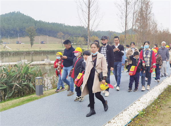 “千人市民觀察團”走進城投集團龍山湖公園、陶瓷產業(yè)加速基地等項目