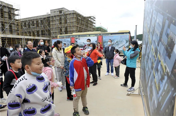 “千人市民觀察團”走進城投集團龍山湖公園、陶瓷產業(yè)加速基地等項目