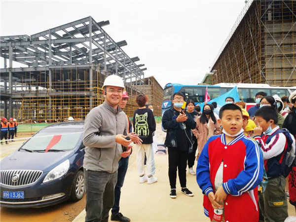“千人市民觀察團”走進城投集團龍山湖公園、陶瓷產業(yè)加速基地等項目