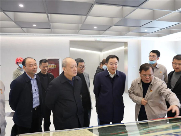 市委常委、常務(wù)副市長鄧永翔現(xiàn)場調(diào)研城投集團(tuán)產(chǎn)業(yè)項(xiàng)目