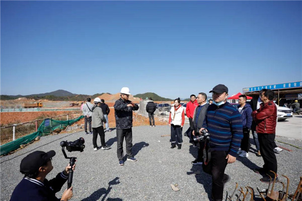 記者節(jié)：媒體聚焦昌南新區(qū)、城投集團(tuán)重點項目建設(shè)工地