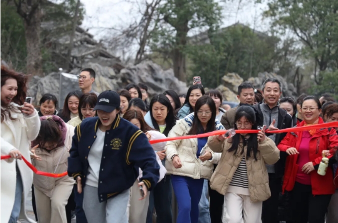 市城投集團(tuán)開展“團(tuán)結(jié)一心 拼搏進(jìn)取 奮戰(zhàn)2025”迎新年登山、健步走活動(dòng)